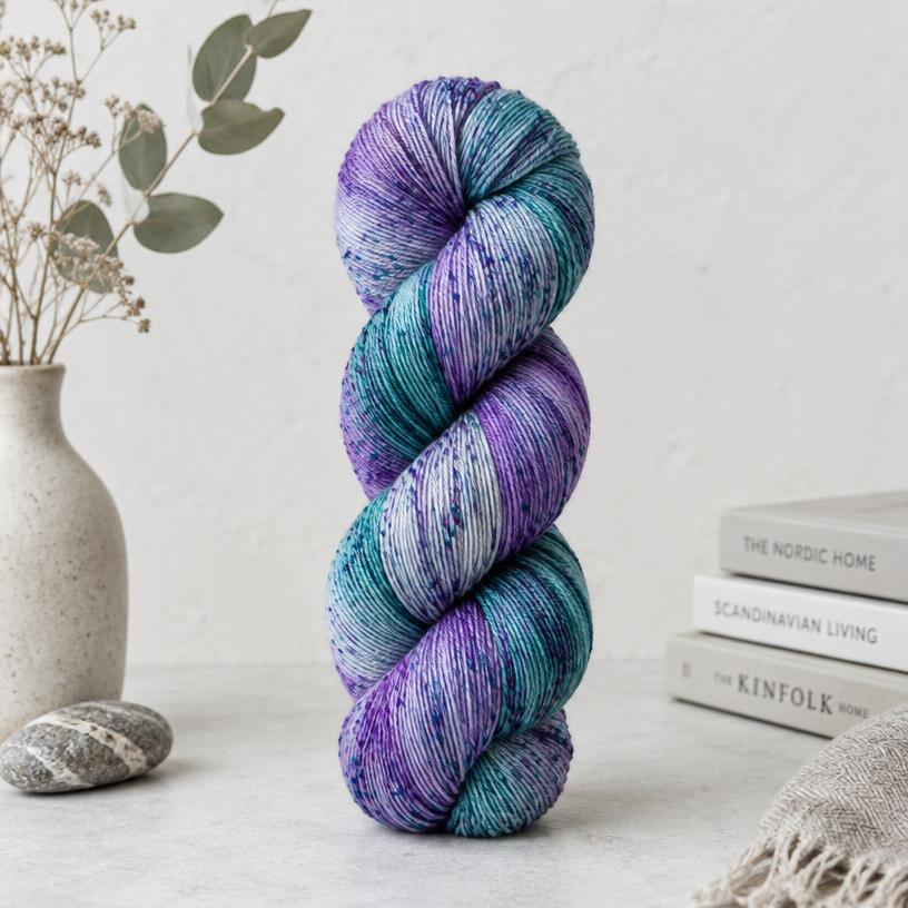 Værkstedet Uld Håndfarvet Sok — superwash merino · nylon garn i fingering (tynd) til strikkeopskrifter